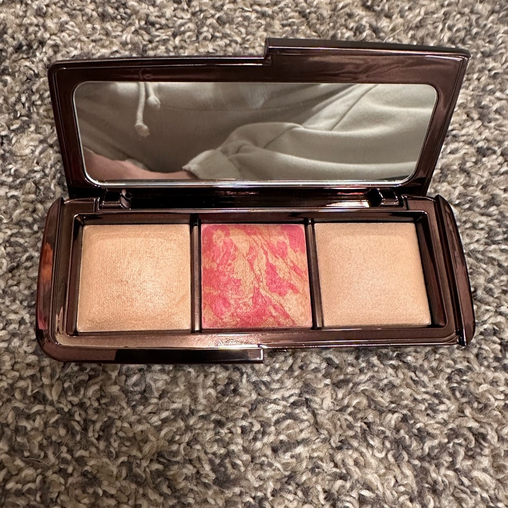 Hourglass blush & highlight